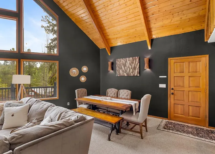 Ferienhaus Modern Mountain With Wall-of-windows Forest Views. *