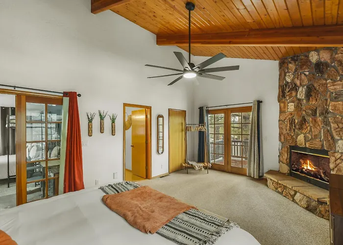 Modern Mountain With Wall-of-windows Forest Views. Ferienhaus Flagstaff