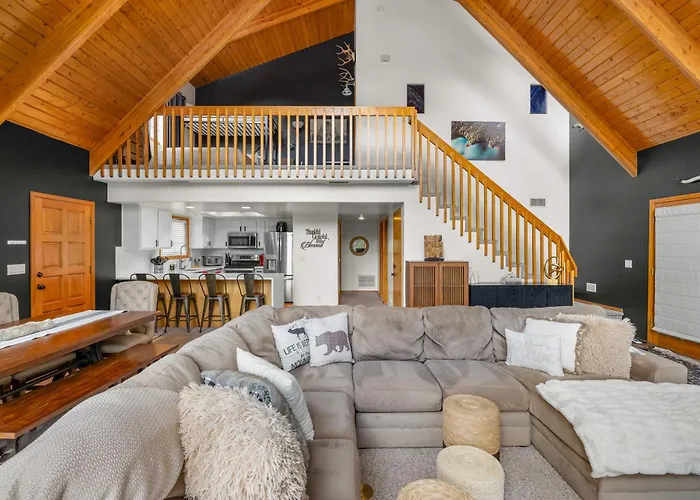 Ferienhaus Modern Mountain With Wall-of-windows Forest Views. *